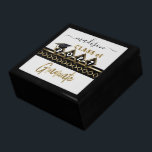 Boîte À Souvenirs Diplômé - Noir & Or - Personnalisé<br><div class="desc">Boîte Cadeau Graduate prêt pour vous à personnaliser. La couleur Arrière - plan peut également être changée. REMARQUE : SEULEMENT CHANGER LES ZONES MODÈLES NÉCESSAIRES! 😀 Si nécessaire, vous pouvez supprimer le texte et commencer à ajouter le texte et la police que vous voulez. 📌 Si vous avez besoin d'une...</div>