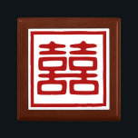 Boîte À Souvenirs Double Bonheur rouge foncé - Carré<br><div class="desc">Le symbole du Double Bonheur est un pictogramme chinois qui représente un couple heureux tenant la main. Vous le verrez partout chez un mariage chinois,  mais vous aimeriez peut-être célébrer un nouveau bébé ou simplement montrer votre amour !</div>