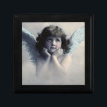 Boîte À Souvenirs Doux Rosy Cheeked Vintage Angel dans les nuages<br><div class="desc">Belle conception vintage d'un ange doux avec des ailes blanches douces et des joues roses,  tenant son visage dans ses mains. J'ai l'air paisible et gentil. L'arrière - plan est rempli de nuages éthérés doux.</div>