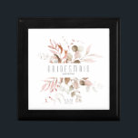 Boîte À Souvenirs Dreamy Foliage Mariage Bridesmaid Blush Pnk ID817<br><div class="desc">Des arrangements de feuillage délicats avec de petites accents de fleurs dans des tons crème doux et rêvés, de l'or taupe et rose avec des éclaboussures de parties scintillant, et des dispositions uniques de design font de cette collection une collection passionnante, surtout pour les mariages printaniers. La boîte cadeau de...</div>