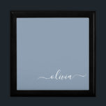 Boîte À Souvenirs Dusty Blue minimaliste moderne Monogramme élégant<br><div class="desc">Découvrez notre Dusty Blue Minimalist Modern Monogram Elegant Collection : Elevez votre style avec une sophistication sobre et un charme intemporel. Notre collection présente des motifs minimalistes dans une teinte bleu roux apaisante, rehaussée d'élégants monogrammes adaptés à votre goût personnel. De la papeterie raffinée aux accessoires polyvalents, chaque pièce de...</div>