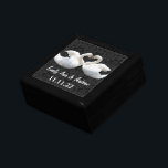 Boîte À Souvenirs Élégant anniversaire des Inséparables du cygne Mar<br><div class="desc">Mariage Black Lacquer Keepsaké concepteur personnalisé Bijoux personnalisées Boîte ou Boîte à mémoire Elégant unique Mariage Anniversaire Cadeaux de Noël ou Valentines Cadeaux de Jour</div>