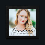 Boîte À Souvenirs Elégant Diplômé Photo Personnalisé Graduation<br><div class="desc">Un diplômé écrit en calligraphie noire élégante sur votre photo de portrait senior fait une belle boîte cadeau de graduation minimaliste. Customisez avec votre nom et le lycée ou la classe universitaire de 2025 sous la typographie cursive.</div>