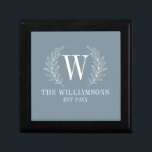 Boîte À Souvenirs Élégant Monogramme Dusty Blue Nom de famille<br><div class="desc">Cette boîte cadeau bleu et blanc poussiéreux est décorée avec un monogramme feuille de laurier et votre nom et votre date mariage. Idéal pour les cadeaux de mariage et d'anniversaire. Personnalisez-le avec votre date initiale,  nom et mariage. Vient dans une variété de couleurs. Conçu pour vous par Blackberry Boulevard.</div>