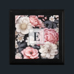 Boîte À Souvenirs Élégant Monogramme floral rose<br><div class="desc">Une élégante boîte à cadeaux fleurie rose et gris. Personnalisez-le avec votre monogramme initial. Faites un cadeau amusant pour un anniversaire,  la Saint Valentin ou une douche nuptiale. Conçu pour vous par Blackberry Boulevard.</div>