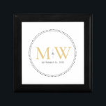 Boîte À Souvenirs Élégant Monogramme or Mariage boîte cadeau<br><div class="desc">Élégant Monogramme d'or avec bordure de Milgrain noir. La bordure pointillée rappelle le milgrain,  qui est une technique de détail de bijoux souvent utilisée pour les anneaux fiançailles et mariages. La bordure milgrain ajoute un style moderne et élégant à cette boîte cadeau monogrammed keepsaké.</div>
