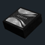 Boîte À Souvenirs Elégant noir et gris argenté Motif de Damas floral<br><div class="desc">Elégant damas floral noir et gris argenté,  conception monogramed girly.</div>