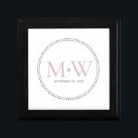 Boîte À Souvenirs Élégante boîte cadeau de Mariage de monogramme ros<br><div class="desc">Élégant Monogramme rose avec bordure Milgrain noir. La bordure pointillée rappelle le milgrain,  qui est une technique de détail de bijoux souvent utilisée pour les anneaux fiançailles et mariages. La bordure milgrain ajoute un style moderne et élégant à cette boîte cadeau monogrammed keepsaké.</div>