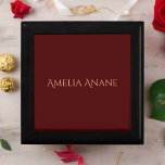 Boîte À Souvenirs Élégante typographie rouge foncé et rose pâle<br><div class="desc">Cette élégante boîte cadeau de typographie rouge foncé et rose roux exhale le raffinement avec son mélange de couleurs raffiné et de design moderne. Parfait pour présenter des cadeaux spéciaux,  il ajoute une touche design et personnalisée à toute occasion.</div>