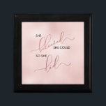 Boîte À Souvenirs Elle Croyait Qu'Elle Pouvait Rose La Typographie D<br><div class="desc">Notre boîte de citation de typographie contient la citation "Elle croit qu'elle pourrait si elle l'a fait." Croyé et fait sont dans un magnifique script de calligraphie lettrant richement orné de feuille d'or faux rose, qui contraste magnifiquement avec le reste de la citation dans un noir profond, riche et moderne...</div>