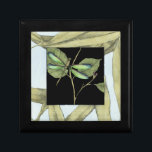 Boîte À Souvenirs Feuilles à l'instigation de la libellule par Jenni<br><div class="desc">Ce dessin de feuilles de Jennifer Goldberger présente l'apparition d'une libellule sur un arrière - plan noir. L'ambiance nocturne de l'entrée contraste agréablement avec l'ambiance diurne de l'impression de feuille. Commandez aujourd'hui !</div>