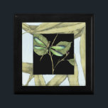 Boîte À Souvenirs Feuilles à l'instigation de la libellule par Jenni<br><div class="desc">Ce dessin de feuilles de Jennifer Goldberger présente l'apparition d'une libellule sur un arrière - plan noir. L'ambiance nocturne de l'entrée contraste agréablement avec l'ambiance diurne de l'impression de feuille. Commandez aujourd'hui !</div>