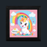 Boîte À Souvenirs Fille's mignon Unicorn arc-en-ciel Nom personnalis<br><div class="desc">Cette création fantaisiste apporte une touche de magie à votre monde. Qu'il s'agisse d'une pièce décorative pour la chambre de votre enfant ou d'un cadeau délicieux,  laissez ce bébé licorne et arc-en-ciel illuminer votre journée avec son charme mystique. 🌈 🦄 ✨</div>