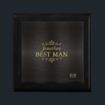 Boîte À Souvenirs Fine Filigree Gold Mariage Best Man ID871<br><div class="desc">Cadres, bordures et ornements délicats en fibre de lin, texturés en feuille d'or imitation, décorent les pièces de cette élégante suite de mariage. Choisissez n'importe quelle couleur arrière - plan pour cette boîte cadeau pour n'importe quel membre de la fête de mariage, ou laissez le charbon chaud, effet texturé que...</div>
