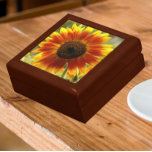 Boîte À Souvenirs Fleur de tournesol jaune et bronze<br><div class="desc">Magasinez des bijoux,  des bijoux et d'autres petits commerces dans cette boîte cadeau en bois avec carreaux en céramique qui présente l'image photo d'un tournesol jaune et bronze. Un joli design floral ! Sélectionnez la taille et la couleur de votre boîte cadeau.</div>
