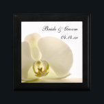 Boîte À Souvenirs Fleur d'orchidées sur Mariage blanc<br><div class="desc">Customisez la jolie Fleur d'orchidées sur la boîte cadeau Mariage blanc avec les noms personnels de la date de la mariée et du marié et de cérémonie de mariage pour créer un cadeau de conservation personnalisé pour les jeunes mariés ou un cadeau de remerciement pour vos serviteurs mariages, demoiselles d'honneur...</div>
