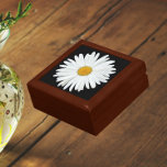 Boîte À Souvenirs Fleur marguerite blanche sur Floral noir<br><div class="desc">Magasinez des bijoux,  des bijoux et d'autres petits commerces dans cette boîte cadeau en bois avec carreaux en céramique qui présente l'image photo d'une jolie fleur blanche de marguerite sur un arrière - plan noir. Un joli design floral ! Sélectionnez la taille et la couleur de votre boîte cadeau.</div>