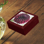 Boîte À Souvenirs Floral de dahlia rouge foncé<br><div class="desc">Magasinez des bijoux,  des bijoux et d'autres petits commerces dans cette boîte cadeau en bois avec tuiles en céramique qui présente l'image photo d'une splendide fleur de dahlia rouge foncé. Un joli design floral ! Sélectionnez la taille et la couleur de votre boîte cadeau.</div>