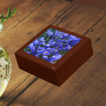 Boîte À Souvenirs Floral d'Irises réticulées pourpres<br><div class="desc">Magasinez des bijoux,  des bijoux et d'autres petits commerçants dans cette boîte cadeau en bois avec carreaux en céramique qui présente une photo de petits Iris réticulés violets,  communément appelés un Iris nain. Un joli design floral ! Sélectionnez la taille et la couleur de votre boîte cadeau.</div>