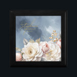 Boîte À Souvenirs Floral Drama Mariage Bridesmaid Blue ID1022<br><div class="desc">Cette suite mariage avec ses fleurs luxuriantes et spectaculaires du blanc crémeux au rose vif, ses accents tourbillonnants d'or et ses magnifiques arrière - plans d'aquarelle bleu poussiéreux, crée une atmosphère élégante et romantique, donnant juste un indice de ce que les clients peuvent attendre lors de votre grand jour. Ce...</div>