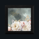 Boîte À Souvenirs Floral Drama Mariage Bridesmaid Green ID1022<br><div class="desc">Cette suite mariage avec ses fleurs luxuriantes et spectaculaires du blanc crémeux au rose vif, ses accents tourbillonnants d'or et ses beaux arrière - plans d'aquarelle, crée une atmosphère élégante et romantique, donnant juste un indice de ce que les clients peuvent attendre lors de votre grande journée. Ce coffret-cadeau fournit...</div>