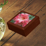 Boîte À Souvenirs Floral rose Rhododendron<br><div class="desc">Magasinez des bijoux,  des bijoux et d'autres petits commerces dans cette boîte cadeau en bois avec tuiles en céramique qui présente l'image photo d'une splendide fleur de Rhododendron rose. Un joli design floral ! Sélectionnez la taille et la couleur de votre boîte cadeau.</div>