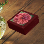 Boîte À Souvenirs Flore de Dahlia Variée Rouge<br><div class="desc">Magasinez des bijoux,  des bijoux et d'autres petits commerçants dans cette boîte cadeau en bois avec carreaux en céramique qui présente l'image photo d'une grande fleur de Dahlia rouge et variée. Un joli design floral ! Sélectionnez la taille et la couleur de votre boîte cadeau.</div>