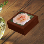 Boîte À Souvenirs Flore Rose orange délicate<br><div class="desc">Magasinez des bijoux,  des bijoux et d'autres petits commerces dans cette boîte cadeau en bois avec carreaux en céramique qui présente l'image photo d'une délicate fleur de Rose orange. Un joli design floral ! Sélectionnez la taille et la couleur de votre boîte cadeau.</div>