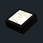 Boîte À Souvenirs Flower Gold Keepsaké Bijoux boîte cadeau<br><div class="desc">Ce magnifique foulard en mousseline est conçu comme un cadeau mariage ou une faveur pour les filles de fleurs. Conçu pour coordonner avec notre Suite de Mariage Elégante Gold Foil, il dispose d'une bordure dorée fausse feuille fleurie avec le texte "Flower Girl" ainsi qu'un endroit pour entrer son nom, le...</div>