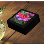 Boîte À Souvenirs Fuchsia violette avec sépales roses Floral<br><div class="desc">Magasinez des bijoux,  des bijoux et d'autres petits commerçants dans cette boîte cadeau en bois avec carreaux en céramique qui présente une photo de bicolore,  fleurs violettes Fuchsia avec sépales roses. Un design fleuri et coloré ! Sélectionnez la taille et la couleur de votre boîte cadeau.</div>