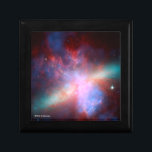 Boîte À Souvenirs Galaxie M82<br><div class="desc">Cette image montre une vue renversante d'une galaxie de Starburst produite par des télescopes spatiaux. M82 est une galaxie environ 12 pendant millions d'années lumière de la terre qui subit un éclat de formation d'étoile. Les rayons X du gaz (bleu) d'exposition de Chandra étant soufflé à partir du disque de...</div>