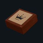 Boîte À Souvenirs Garde-bijoux en bois de Couronne noire sur mesure<br><div class="desc">Queen Text Black Crown Bijoux en bois Boîte de garde,  Couleur Arrière - plan est Brown clair et Taille de la boîte est Petit 5.125 Carré avec 4.25,  Carrelage Couleur est Noir.</div>