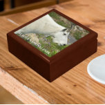 Boîte À Souvenirs Glacier National Park Mountain Chèvre Photo<br><div class="desc">Magasinez des bijoux,  des bijoux et d'autres petits commerçants dans cette boîte-cadeau en bois avec carreaux en céramique avec une photo d'une chèvre de montagne à cornes dans le parc national des Glaciers,  Montana. Sélectionnez la taille et la couleur de votre boîte cadeau. Un souvenir de voyage exceptionnel !</div>