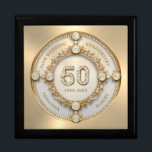 Boîte À Souvenirs Glam Diamond & Gold Frame 50e anniversaire de Mari<br><div class="desc">Diamant blanc éclatant de verre serti dans cadre tourbillonnant or,  horloge murale commémorative du 50e anniversaire mariage. Texte personnalisable en couleur or changeable. Des images de diamants et d'or ont été créées avec du texte pour générer des images.</div>