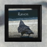 Boîte À Souvenirs Gothic Crow Grey Noir Gardien personnalisable<br><div class="desc">Cette spectaculaire boîte de conservation en bois gris et noir gothique avec une corneille gothique s'inspire de la photographie d'un corneille urbain sur asphalte. Les oiseaux noirs, les raves et les corneilles sont des oiseaux intelligents et c'est un design chic, sophistiqué, gothique dans les tons gris, noir et taupe. C'est...</div>