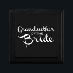 Boîte À Souvenirs Grand-mère de la mariée blanche sur noir<br><div class="desc">C'est très bien pour la grand-mère de la mariée de faire connaître au monde les nouvelles. Parfait pour les soirées bachelorette et autres événements mariages.</div>