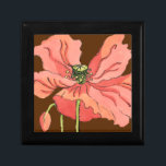 Boîte À Souvenirs Grande Fleur rose avec Arrière - plan rouge profon<br><div class="desc">Une grande fleur rose repose sur un arrière - plan rouge profond dans ce tableau de Nancy Slocum. La fleur est vibrante et en pleine floraison. Un cadeau étonnant pour une personne spéciale dans votre vie!</div>