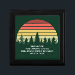 Boîte À Souvenirs Green Forest Sunset Custom Family Reunion Party<br><div class="desc">Boite cadeau de coucher de soleil de forêt cool dans le vert magnifique pour une fête de réunion familiale en plein air ou retraite nature. Ce design personnalisé présente un magnifique coucher de soleil vintage sur une forêt de jolis arbres au-dessus de votre texte personnalisé.</div>
