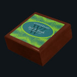 Boîte À Souvenirs Green Turquoise boîte à cadeaux pour l'anniversair<br><div class="desc">Gardien unique et élégant, boîte cadeau avec motif ondulé dans des couleurs vertes et turquoises vives - Exquise et élégante coutume Anniversaire, Mariage ou fiançailles présent. Personnalisez-vous avec les noms, la date d'anniversaire et le monogramme ou les numéros - fait en une magnifique boîte cadeau en bois pour garder des...</div>