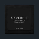 Boîte À Souvenirs Groomsmen Cadeaux Élégant Mariage Fête Meilleur Ho<br><div class="desc">Cette boîte à cadeaux noire élégante de toiletteur présente le nom, le titre et la date des groomsmen écrits dans une typographie minimaliste en gris clair et tendance. Ajoutez simplement les noms des groomsmen, leur titre et leur date dans la section personnalisée pour créer vos propres faveurs de mariage. Bien...</div>