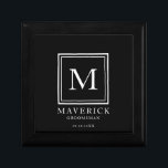 Boîte À Souvenirs Groomsmen Cadeaux Élégant Mariage Fête Meilleur Ho<br><div class="desc">Cette boîte cadeau élégante en noir de toiletteur comprend le nom des groomsmen, l'initiale monogrammée, le titre et la date écrits dans une typographie minimaliste blanche et tendance. Ajoutez simplement les noms des groomsmen, initial, titre et date dans la section personnalisée pour créer votre propre cadeau de mariage. Bien que...</div>