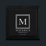 Boîte À Souvenirs Groomsmen Cadeaux Élégant Mariage Fête Meilleur Ho<br><div class="desc">Cette boîte cadeau élégante en noir de toiletteur comprend le nom des groomsmen, l'initiale monogrammée, le titre et la date écrits dans une typographie minimaliste blanche et tendance. Ajoutez simplement les noms des groomsmen, initial, titre et date dans la section personnalisée pour créer votre propre cadeau de mariage. Bien que...</div>