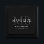 Boîte À Souvenirs Groomsmen Cadeaux Monogramme Mariage Faveurs Meill<br><div class="desc">Cette boîte de cadeaux élégante monogrammed de marionnettiste présente les noms, initiales, titre et date des marionnettistes dans une typographie minimaliste grise et tendance. Ajoutez simplement les noms des groomsmen, leurs initiales, le titre et la date dans la section personnalisée pour créer vos propres faveurs de mariage. Bien que présenté...</div>