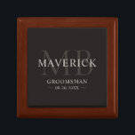 Boîte À Souvenirs Groomsmen Cadeaux Monogramme Mariage Faveurs Meill<br><div class="desc">Cette boîte cadeau élégante en bois marron de toiletteur comprend les noms, initiales, titre et date des groomsmen écrits dans une typographie minimaliste et tendance. Ajoutez simplement les noms des groomsmen, leurs initiales, le titre et la date dans la section personnalisée pour créer vos propres faveurs de mariage. Bien que...</div>