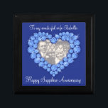 Boîte À Souvenirs Heart Sapphire mariage bleu photo femme boîte cade<br><div class="desc">Jolie saphir effet graphique garde trinket boîte cadeau de saphir. Parfait pour présenter un cadeau spécial supplémentaire pour votre femme lors d'un anniversaire spécial de 45 ans saphir mariage ou d'autres occasions spéciales. La boîte cadeau dit : "À ma merveilleuse femme Isabella. Happy Sapphire Anniversary peut être customisé avec votre...</div>