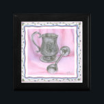 Boîte À Souvenirs Heirloom Cup & Rattle sur Arrière - plan pourpre<br><div class="desc">Une tasse d'heriloom se trouve à côté d'un petit bétail dans cette oeuvre de Tara Friel. Une figure d'ours en peluche est taillée dans l'extrémité du bétail,  et des motifs floraux complexes sont ornés sur les côtés de la tasse. Un grand morceau,  mettez ceci sur votre mur aujourd'hui !</div>