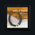 Boîte À Souvenirs Horseshoe et Pearls Country Western Mariage<br><div class="desc">Customisez la boîte à cadeaux rustique chic Horseshoe et Pearls Country Western Mariage avec le nom personnel de la date de la mariée et du marié et de la cérémonie de mariage. Créez un cadeau personnalisé de gardien pour les jeunes mariés ou un cadeau de remerciement pour vos accompagnateurs mariages,...</div>