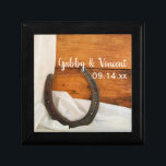 Boîte À Souvenirs Horseshoe et Satin Country Western Barn Mariage<br><div class="desc">Customisez la boîte cadeau Mariage décontractée mais classe Horseshoe et Satin Country Barn avec le nom personnel de la date de la mariée et mariée et cérémonie de mariage pour créer un cadeau de conservation pour la mariée ou ses demoiselles d'honneur et fête de mariage. Cette boîte à trinket à...</div>