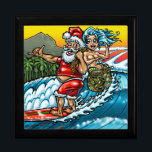 Boîte À Souvenirs Illustration Blue Christmas Hawaiian Surfing Père<br><div class="desc">Sur cette illustration humoristique de vacances, Père Noël prend les vagues sur la plage de Waikiki, avec Diamond Head au loin. Et tandis que Père Noël est pendu dix sur sa planche de surf personnalisée, il attrape une sirène dans son sac trusty. Ce design est disponible sur une variété de...</div>