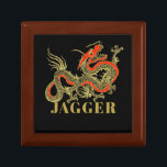 Boîte À Souvenirs Imaginaire rouge noir chinois Dragon Monogramme<br><div class="desc">Un dragon chinois noir féroce,  surligné d'or,  décore cet objet. Les accents rouges mettent en évidence la mâchoire,  la tête et la colonne vertébrale du dragon. Votre nom est écrit en or gras ci-dessous.</div>